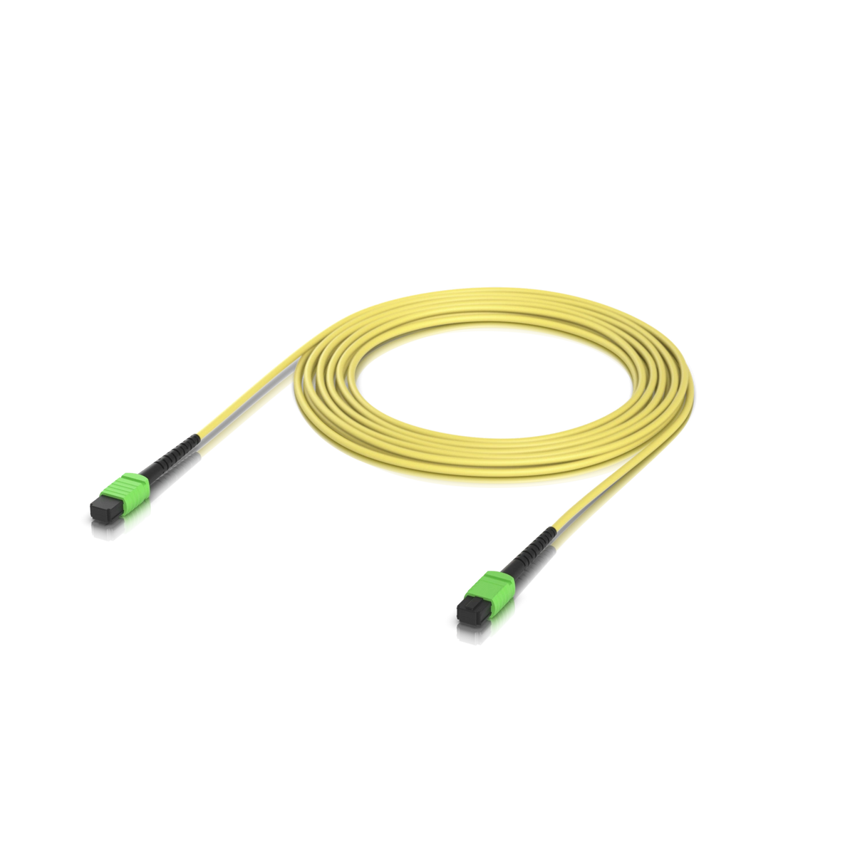 Cable saltador amarillo MPO-MPO de fibra óptica con conectores verdes y fundas negras contra fondo blanco