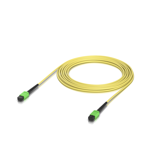 Cable saltador amarillo MPO-MPO de fibra óptica con conectores verdes y fundas negras contra fondo blanco