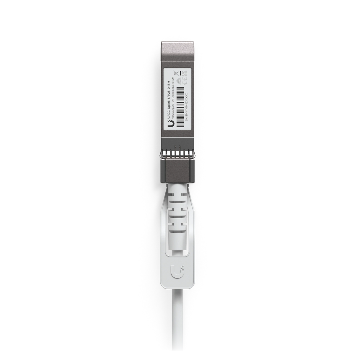 Cable blanco SFP28 con conectores metálicos plateados y funda de alivio de tensión blanca sobre fondo neutro