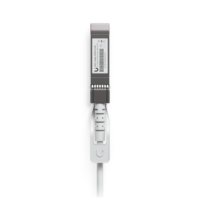 Cable blanco SFP28 con conectores metálicos plateados y funda de alivio de tensión blanca sobre fondo neutro