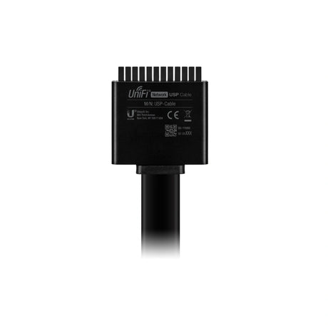 Primer plano del conector negro rectangular con texto blanco impreso, logotipo UniFi y marcas de certificación CE sobre