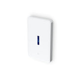 Dispositivo de red blanco con pantalla azul vertical iluminada y logotipo gris sobre fondo claro