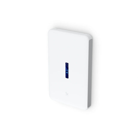 Dispositivo de red blanco con pantalla azul vertical iluminada y logotipo gris sobre fondo claro