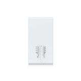 Vista frontal de la superficie de montaje simétrica del router exterior para 250 clientes con acabado minimalista blanco