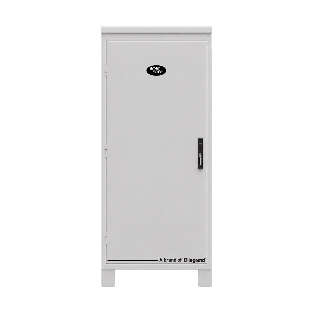 Gabinete eléctrico blanco exterior con puerta, bisagras y manija negra sobre fondo blanco