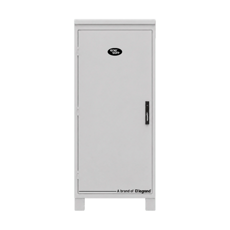 Gabinete eléctrico blanco exterior con puerta, bisagras y manija negra sobre fondo blanco