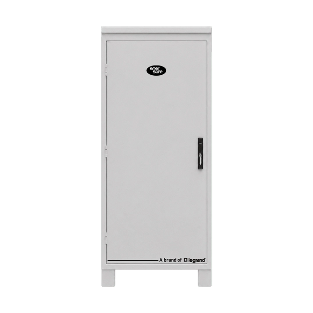 Gabinete eléctrico blanco exterior con puerta, bisagras y manija negra sobre fondo blanco