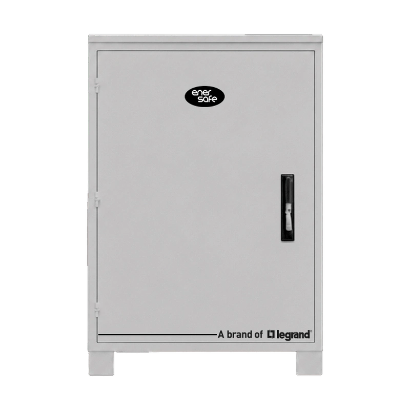 Gabinete eléctrico gris claro con bisagras, asa negra y logotipo blanco de Legrand