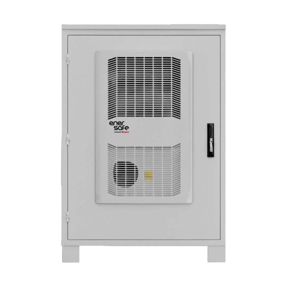 Gabinete eléctrico blanco exterior con rejillas de ventilación y logotipo Enersafe Legrand