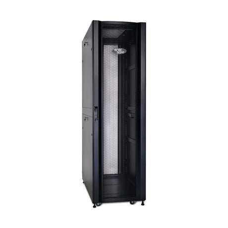 Gabinete de servidor negro con puerta perforada, cerraduras laterales y ruedas giratorias para movilidad