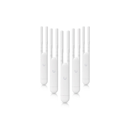 Cinco puntos de acceso Ubiquiti blancos con antenas externas en formación escalonada sobre superficie blanca