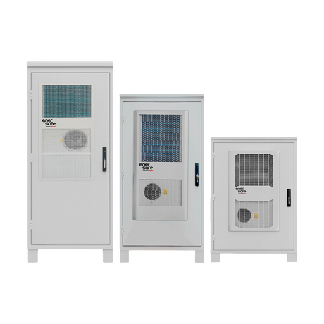 Tres gabinetes climatizados blancos Enersafe de diferentes tamaños alineados