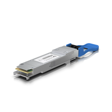 Módulo transceptor óptico QSFP28 plateado con pestaña azul y contactos dorados