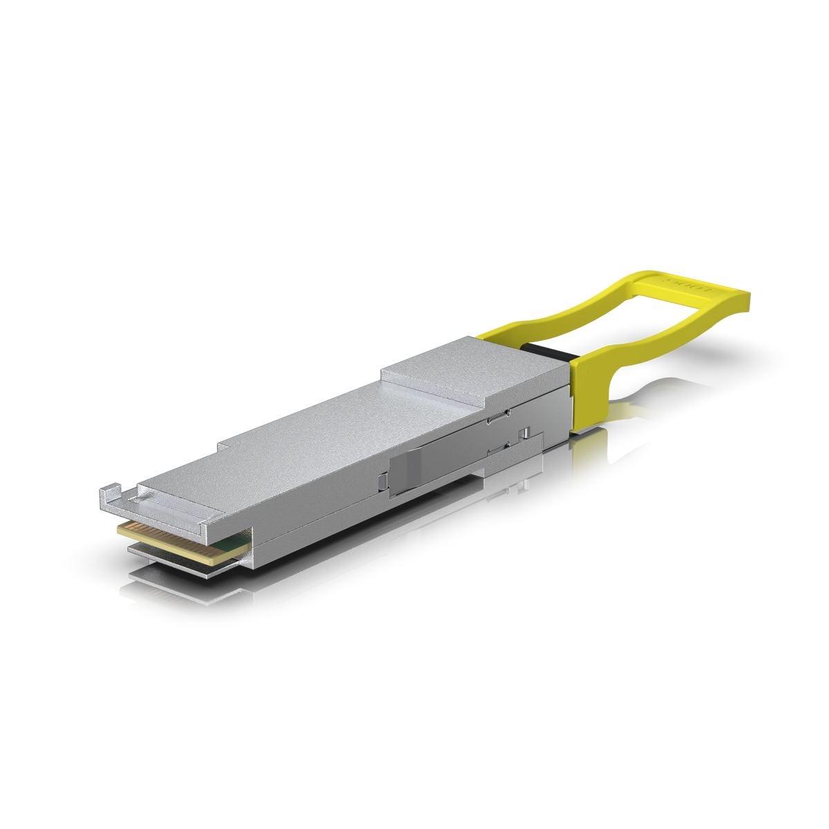 Módulo transceptor óptico QSFP28 plateado con tirador amarillo y conectores dorados sobre fondo blanco