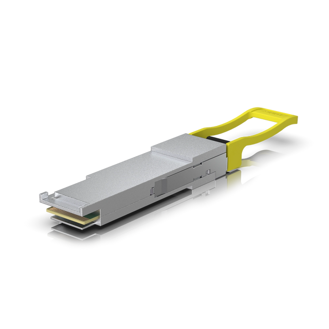 Módulo transceptor óptico QSFP28 plateado con tirador amarillo y conectores dorados sobre fondo blanco