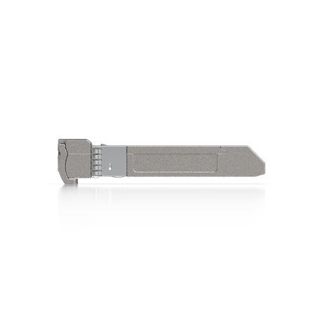 Módulo transceptor SFP+ plateado con acabado mate y bisagra de cierre lateral sobre fondo blanco
