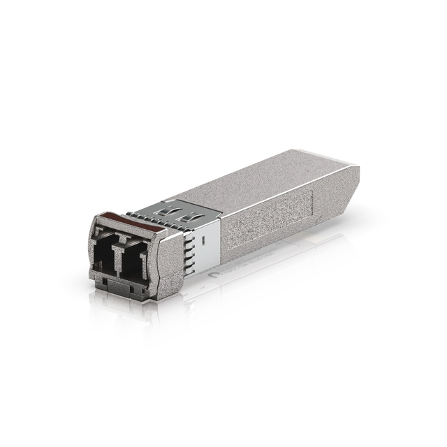 Módulo transceptor SFP+ plateado de Ubiquiti con conectores LC sobre fondo blanco