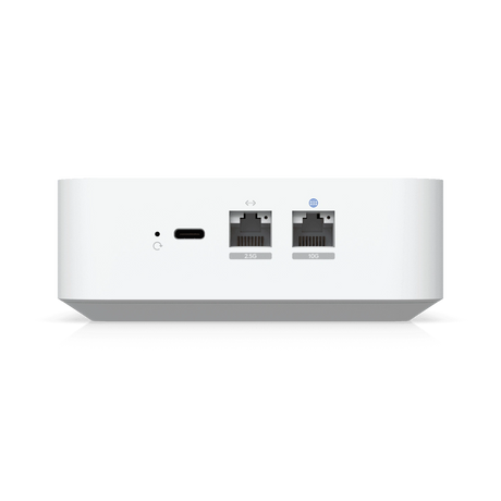 Primer plano del panel I/O trasero con puerto USB-C, Ethernet 2.5G y WAN 10G en el dispositivo de red empresarial