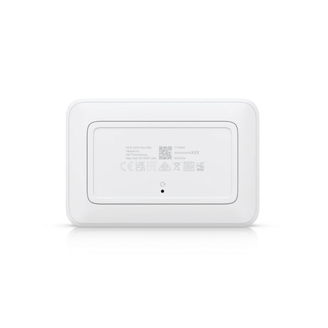 Vista trasera del switch blanco mostrando códigos QR, logotipos de cumplimiento y detalles de fabricación
