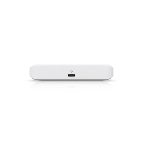 Perfil lateral del chasis blanco redondeado mostrando el puerto USB-C y símbolo de carga en el centro