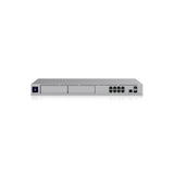 Primer plano frontal del firewall con logotipo azul, dos bahías vacías para HDD y puertos activos a la derecha