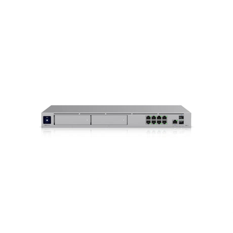 Primer plano frontal del firewall con logotipo azul, dos bahías vacías para HDD y puertos activos a la derecha