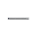 Primer plano de los veinticuatro puertos 10 GbE RJ45 y dos ranuras SFP28 en el extremo derecho del switch