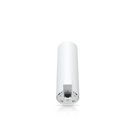 Puerto Ethernet RJ45 integrado para PoE en la parte trasera del chasis blanco