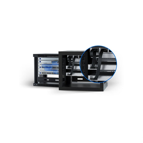 Rack de servidor con cables planos negros conectando equipos; recuadro circular muestra el enrutamiento entre dispositivos