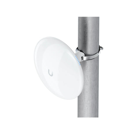 Radio Ubiquiti montada en poste metálico gris con abrazadera de acero inoxidable plateada