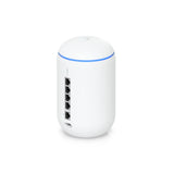 Perspectiva trasera del dispositivo con cinco puertos Ethernet verticales y franja de luz azul separadora.