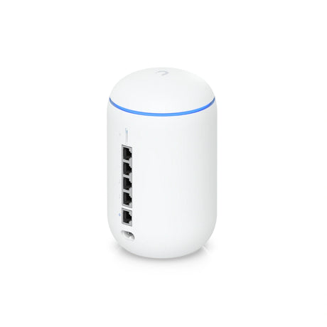 Perspectiva trasera del dispositivo con cinco puertos Ethernet verticales y franja de luz azul separadora.