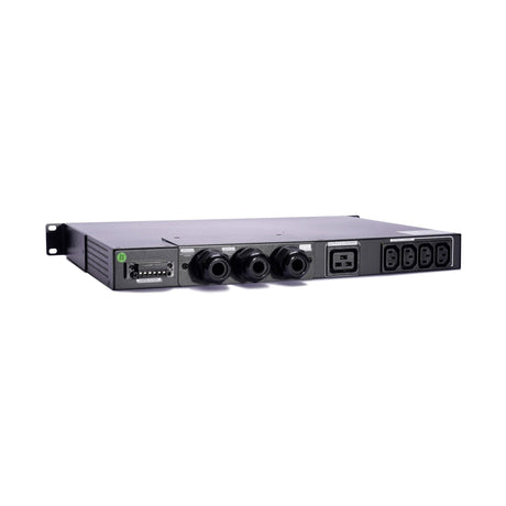 Panel trasero industrial con conectores de entrada, salidas de corriente y ventilación
