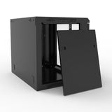 Vista trasera del gabinete de comunicaciones negro con puerta posterior removida mostrando rieles internos