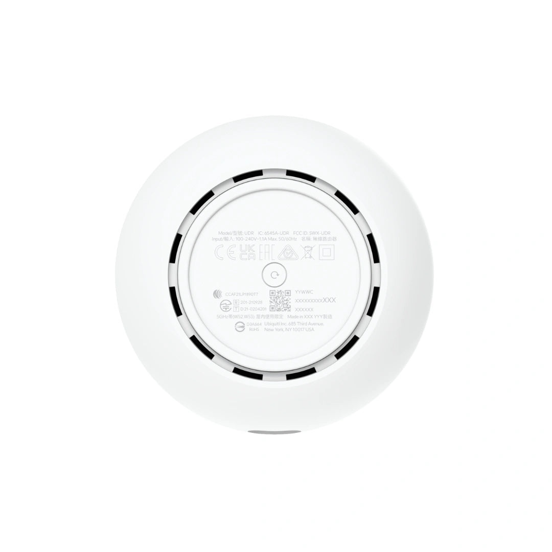Vista inferior del enrutador mostrando ventilación circular, códigos QR y especificaciones técnicas impresas.