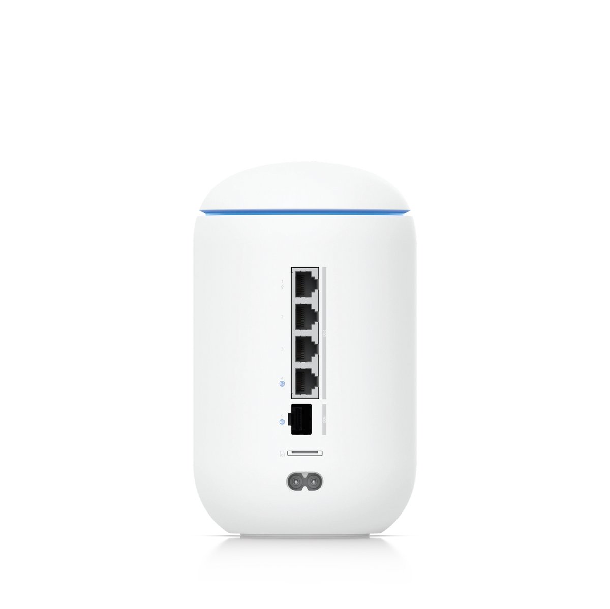 Parte trasera del enrutador mostrando cuatro puertos Ethernet RJ45, puerto SFP+ negro y conector de alimentación