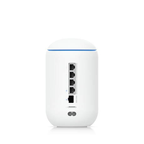 Parte trasera del enrutador mostrando cuatro puertos Ethernet RJ45, puerto SFP+ negro y conector de alimentación