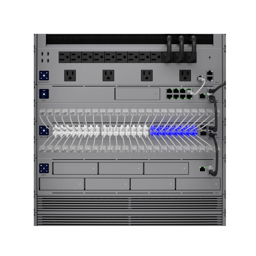 Vista frontal de rack de servidores con el switch entre otros equipos, PDU arriba y cables iluminados conectados a los