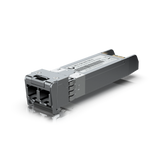 Módulo SFP+ gris con conector LC y etiqueta blanca sobre fondo blanco