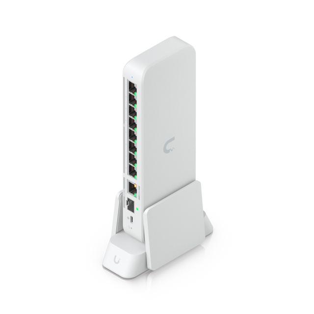 Soporte blanco vertical UniFi con interruptor de red y luces LED verdes sobre escritorio