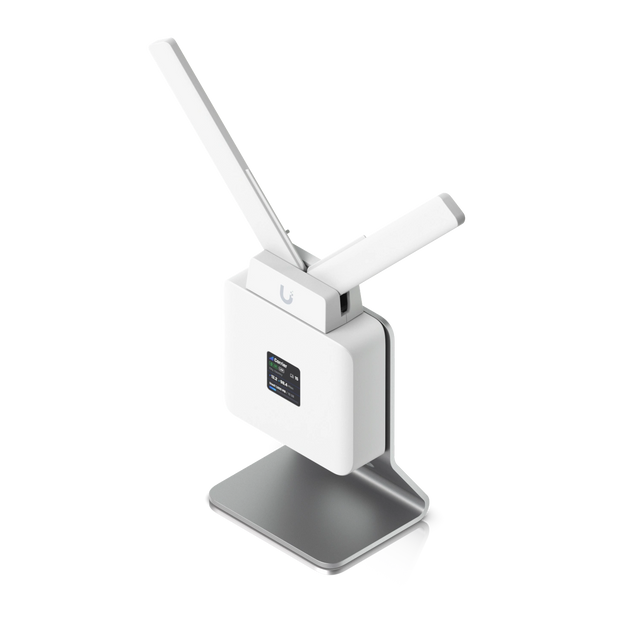 Router blanco UniFi UMR sobre soporte de aluminio plateado con antenas externas levantadas