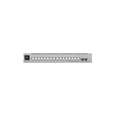 Vista frontal del switch destacando 12 puertos Gigabit, 4 puertos PoE++ 2.5GbE, ranuras SFP+ y pantalla digital bajo rejillas