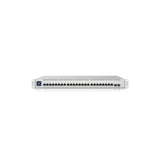 Switch empresarial montable en rack con orejas laterales visibles y pantalla de control iluminada en azul