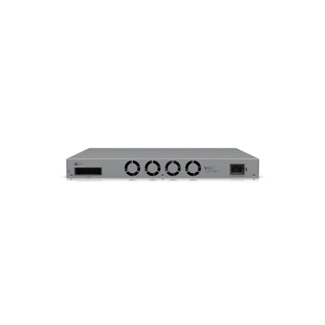 Perspectiva trasera del dispositivo con cuatro ventiladores circulares, conector IEC a la derecha y bloque de terminales a la