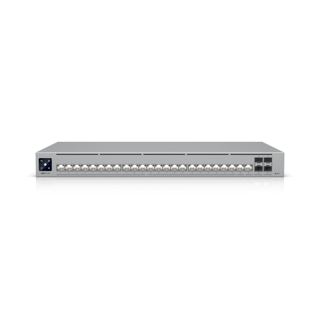 Vista frontal de un conmutador de red plateado con 24 puertos, pantalla OLED y ranuras SFP+.