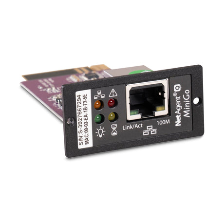 Panel frontal negro con puerto Ethernet RJ45, LEDs indicadores y etiqueta de serie en tarjeta SNMP