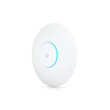 Ángulo de tres cuartos del access point ubiquiti wifi 6 interior con fondo blanco limpio y logo activo