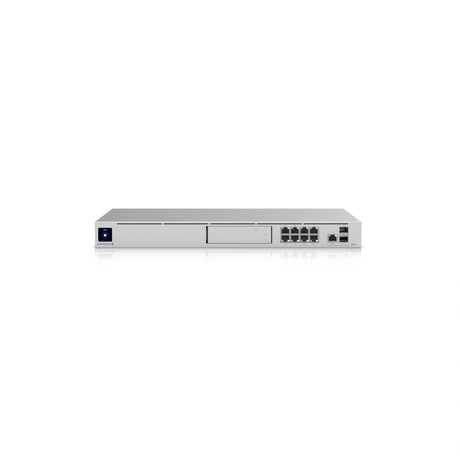 Ángulo tres cuartos del firewall mostrando conectores y textura metálica gris