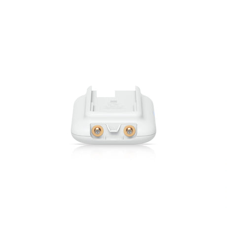 Vista inferior del wifi exterior alta capacidad con conectores antena dorados y ranura montaje en forma de V