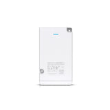Panel trasero del UniFi AP con texto regulatorio, códigos QR, números de serie e indicador LED azul sobre superficie blanca.
